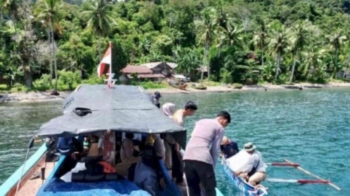 Polisi kawal pendistribusian Logistik Pilkada Kabupaten Tanggamus ke wilayah terluar, pada Senin 25 November 2024 - foto doc ist