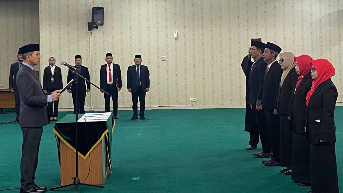 Kepala Badan Kepegawaian dan Pengembangan Sumber Daya Manusia Kota Bekasi, Drs. Hudi Wijayanto, M.Si. melantik dan mengambil sumpah 5 (lima) orang Pejabat Fungsional di Lingkungan Pemerintah Kota Bekasi, Kamis 21 November 2024