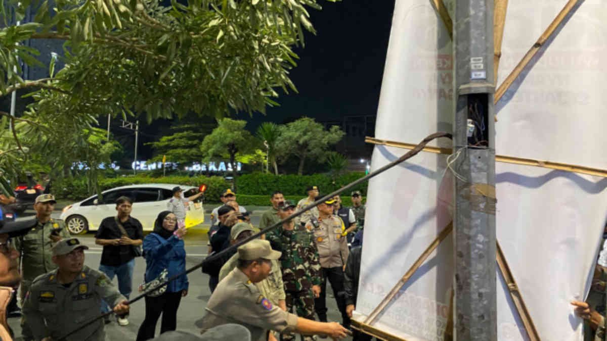 Memasuki masa tenang Pilkada Kota Bekasi, tim gabungan mulai melakukan penertiban APK di berbagai sudut Kota Bekasi. Penertiban APK dipimpin langsung oleh Pj wali kota Bekasi Gani Muhamad, Minggu dinihari 24 November 2024