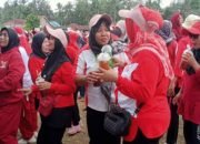 Dukung Paslon DAI, Pedagang Es CUP Membagikan Gratis Jualannya ke Peserta Kampanye di Jabung