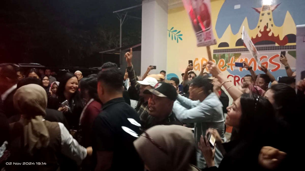Foto; Suasana riuh diluar hotel dari masing-masing pendukung Paslon yang tidak diperbolehkan masuk ke area debat, sementara di luar tidak ada tempat nonton bersama di debat publik pertama Pilkada Bupati Pringsewu, 2 November 2024 - SMN