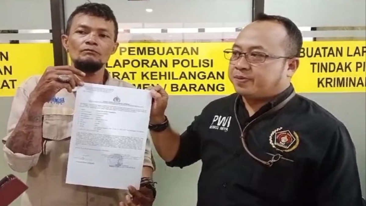 Ketua PWI Bekasi Ade Mukhsin mendampingi Charles Wartawan Media Fakta Hukum yang mendapat penginayaan oleh dua OTK di Jalan Rawa Tembaga, dekat Kantor Kementerian Agama Kota Bekasi, pada Jumat (22/11/2024)
