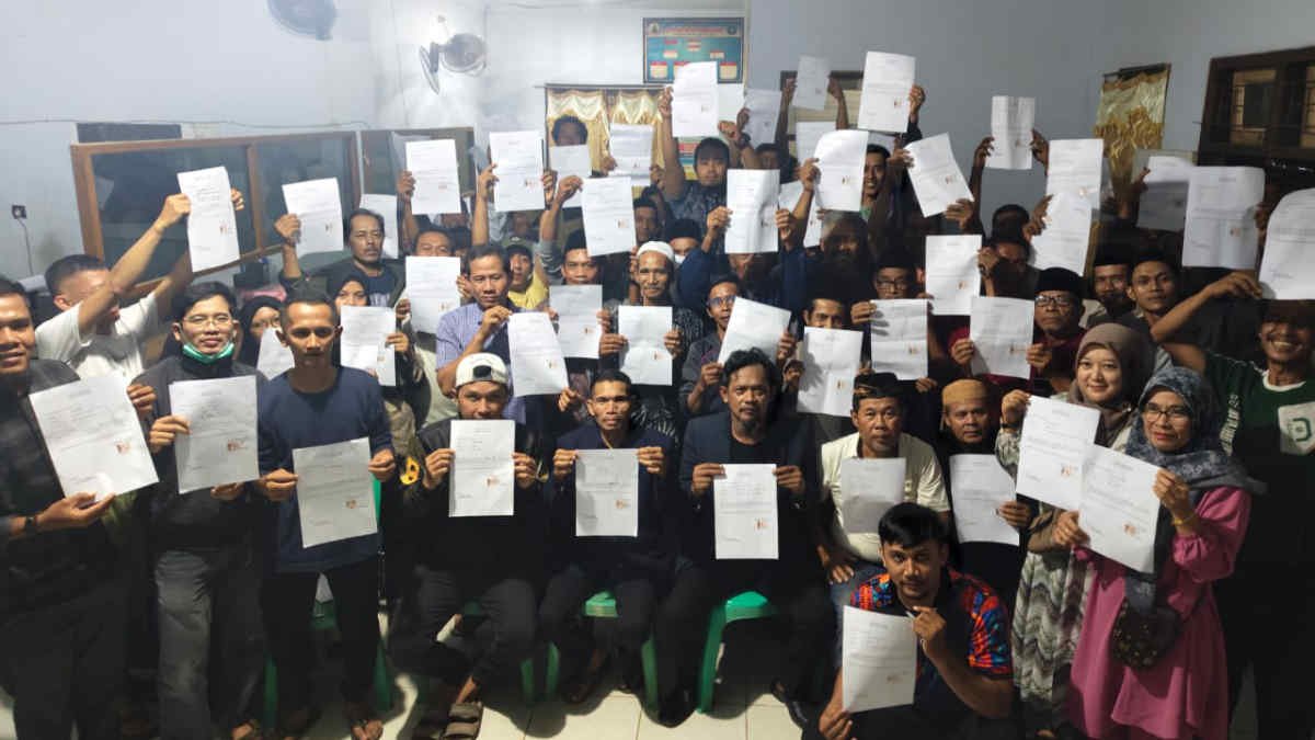 Kompak Perangkat Desa Margajaya, Lebak Banten membuat surat pernyataan mundur, setelah Kades tersandung Narkoba Jumat 8 November 2024 malam