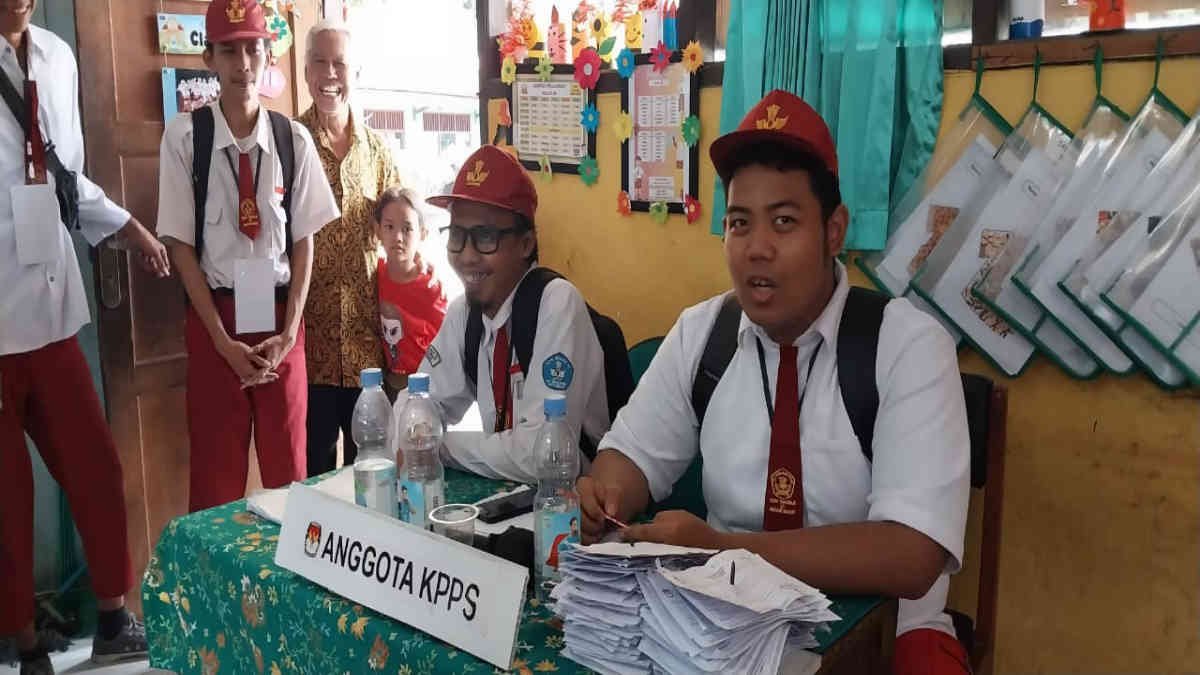 TPS) 28 di SDN Kranji 6 Perumnas 1, Kelurahan Kranji, Bekasi Barat, petugas KPPS di TPS kompak mengenakan seragam SD di Pilkada Serentak 2024, pada Rabu 27 November 2024 - foto HMZ