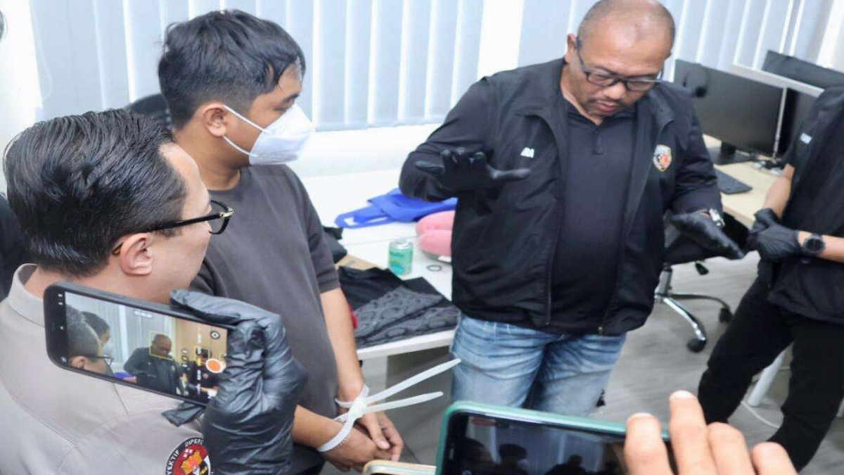 Polisi bongkar kantor tempat melindungi judi online di Ruko Grand Galaxy, Jalan Rose Garden Blok RRT Nomor 5, Kota Bekasi, agar tidak terblokir, pelaku merupakan pegawai Kementerian Komdigi, Jumat (1/11/2024)