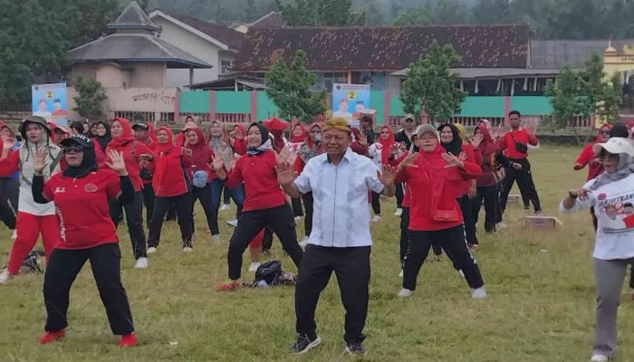 Senam Sekali Blangkon Tetap Blangkon Bikin Menyala Lapangan Desa Gunung Mas, Lampung Timur