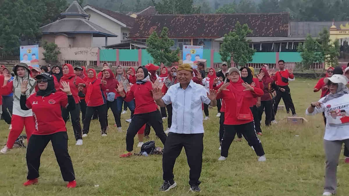 Senam bersama Sekali Blangkon Tetap Blangkon (SBTB) dalam kampanye terbuka Pasangan Calon Nomor Urut 02 bikin menyala Lapangan Desa Gunung Mas, Kecamatan Marga Sekampung Lampung Timur, Sabtu 2 November 2024.