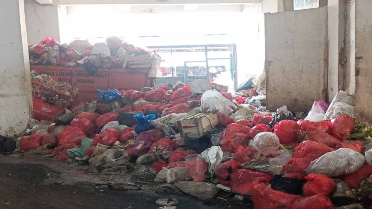 Kondisi sampah aneka warna terbiarkan tak diangkut di Pasar Jatiasih, hal itu menuai keluhan pedagang karena sudah mengeluarkan aroma busuk, Senin 4 November 2024
