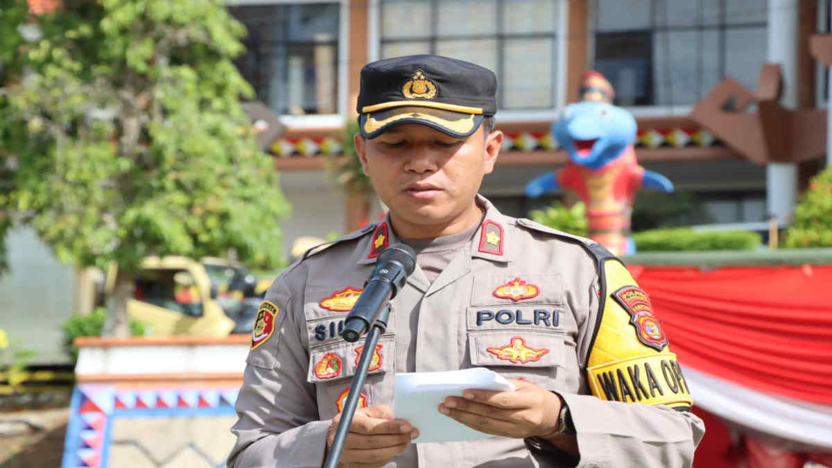 Foto: Wakapolres Tanggamus Kompol Made Silpa Yudiawan saat menyampaikan amanat Kapolri pada apel gelar pasukan operasi lilin Krakatau 2024 di lapangan Pemkab Tanggamus, Jumat 20 Desember 2024, - HMS