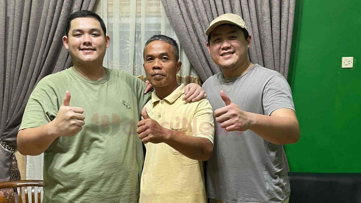 Foto: Korban pengeroyokan disertai penembakan Burdadi Efendi (tengah) saat berfoto dengan kedua pelaku yang terlihat sumringah usai menandatangani surat perdamaian di kediaman Mirza Kakon Negara Batin, Kotaagung Barat, pada Rabu 11 Desember 2024 malam, - ws