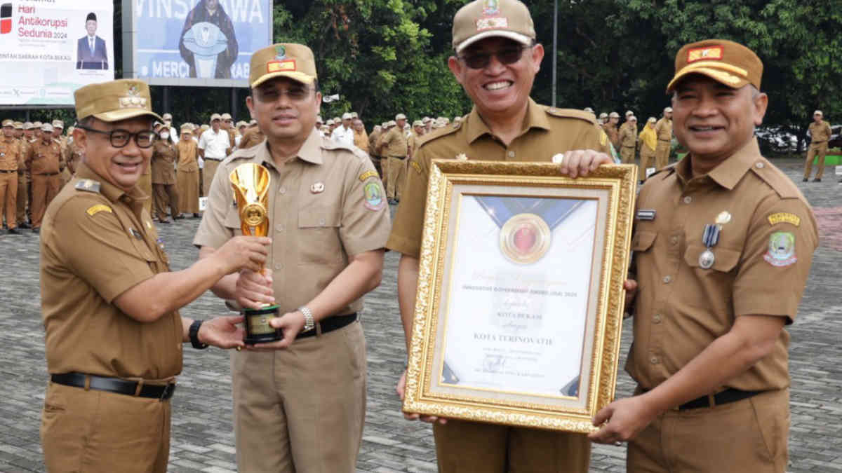 Direktur RSUD dr. Chasbullah Abdulmadjid, Dr. dr. Kusnanto Saidi, MARS, saat menerima penyerahaan penghargaan IGA 2024 dari Pj. Wali Kota Bekasi Raden Gani Muhamad, pada giat apel rutin Senin 9 Desember 2024.