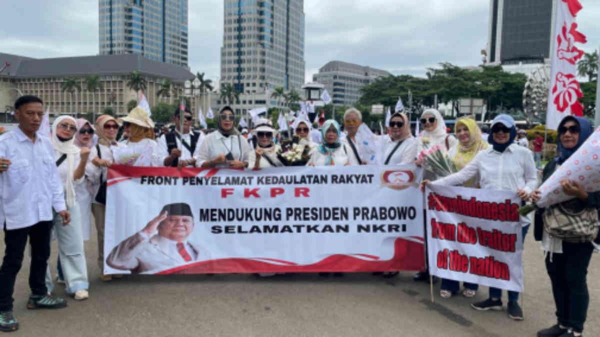 Aksi simpatik Front Penyelamat Kedaulatan Rakyat (Front PKR) di Patung Kuda Monas Pkl. 12.00 WIB menebar bunga untuk pengendara dan pejalan kaki. Front PKR dengan Emak-Emak pergerakan tangguh,