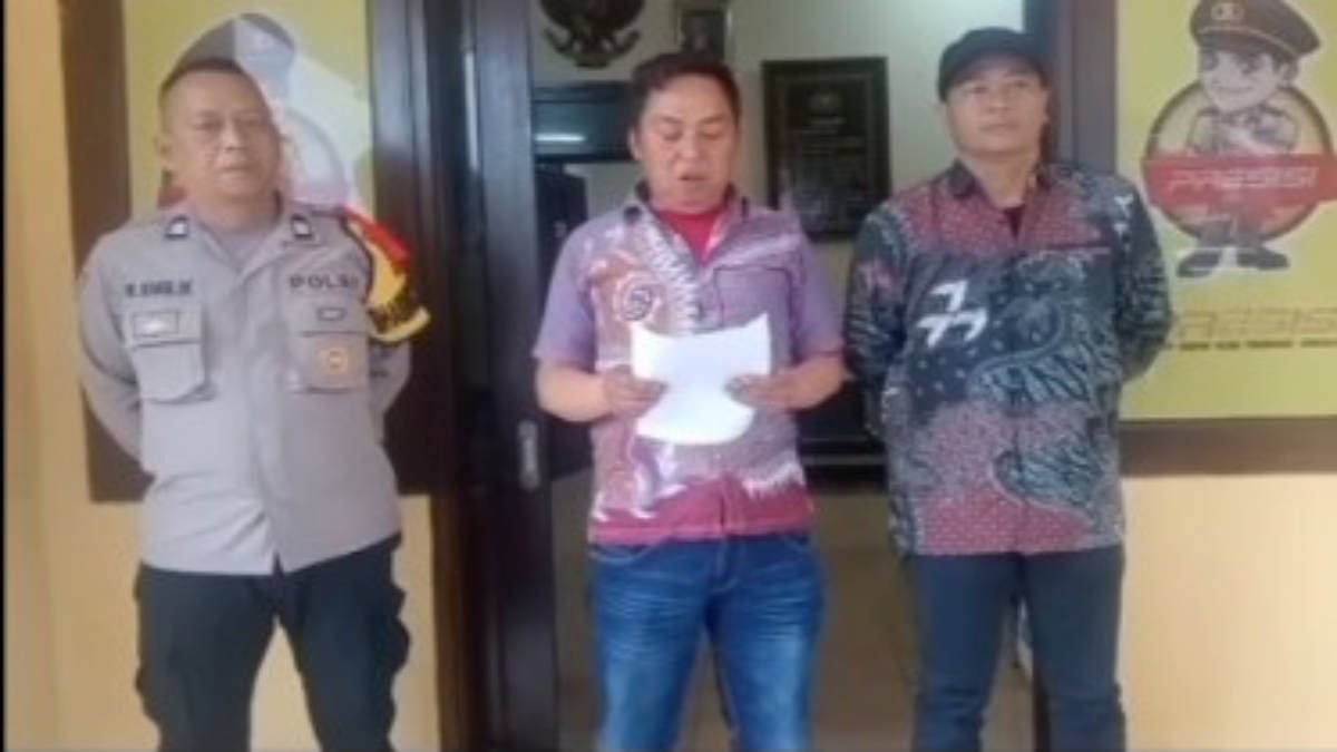 Cecep Joki jalur alternatif menuju kawasan Puncak Bogor, 'Getok Harga' ke pengendara mobil membacakan permohonan maaf setelah ditangkap Polisi dari Polsek Megamendung, Sabtu 21 Desember 2024 - foto sc