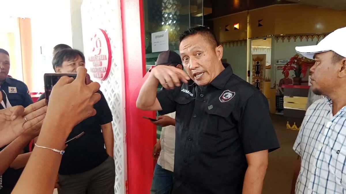 Foto: Junaidi, KetuaTanggamus Aliansi Jurnalis Indonesia (TAJI) saat konferensi pers usai audiensi di depan Sekretariat Bupati Tanggamus, pada Selasa 10 Desember 2024 - smn