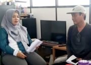 Foto: Eksekutor perusahaan leasing Fahrurizal saat menemui Kasubag Ekonomi Sekretariat Daerah Kabupaten Tanggamus, Rita Aryanti, pada Jumat 6 Desember 2024, (hnd)