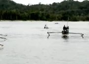 Diterjang Badai, Perahu Jukung Berkatir Angkut 6 Penumpang Terbalik di Perairan Cukuh Balak