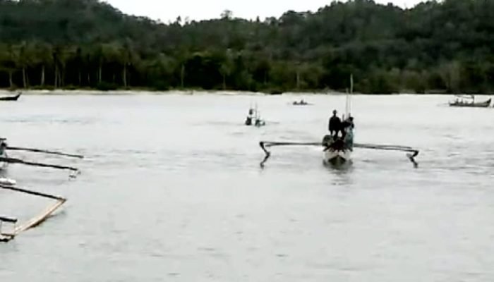 Diterjang Badai, Perahu Jukung Berkatir Angkut 6 Penumpang Terbalik di Perairan Cukuh Balak