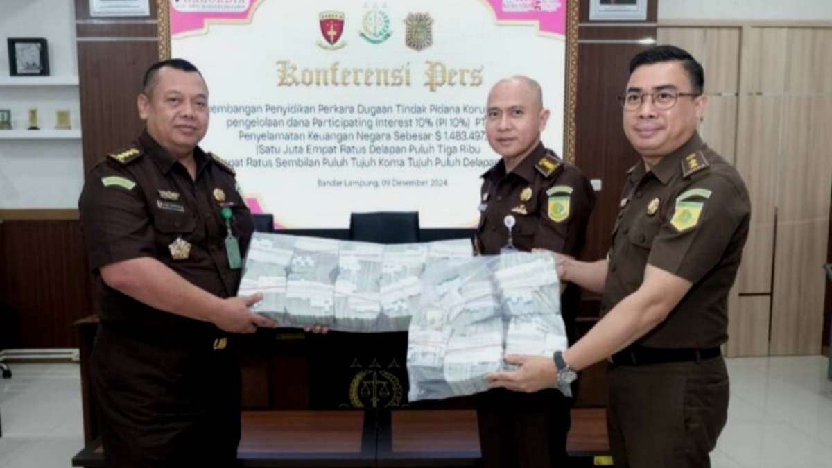 Kejati Lampung menunjukkan barang sitaan berupa mata uang asing setara dengan Rp23 miliar sitaan dari PT LEB dalam konfrensi pers pada Senin 9 Desember 2024 - foto doc ist
