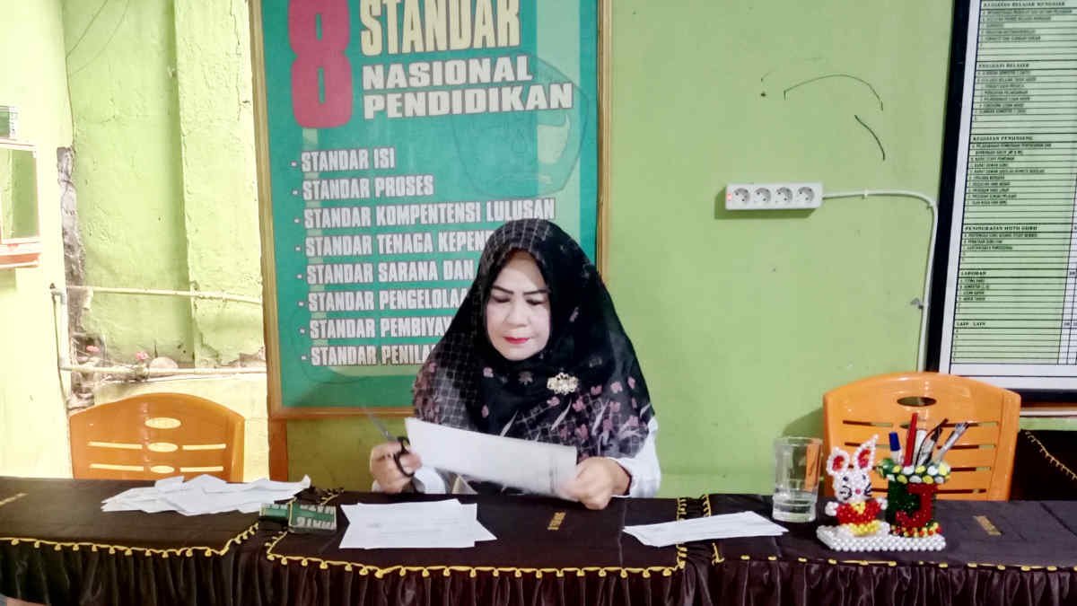 Foto: Hafiza Dewi, Kepala SDN 1 Pasar Madang, Kecamatan Kotaagung, Kabupaten Tanggamus, Lampung saat ditemui di ruangannya pada Rabu 4 Desember 2024, (wwn)