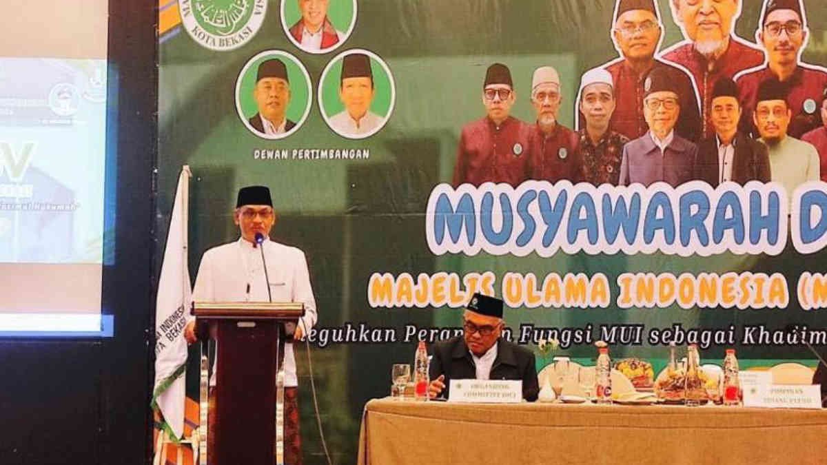 KH Saifuddin Siroj, Pimpinan Pondok Pesantren Sirojul Munir Jatiasih, terpilih secara aklamasi sebagai Ketua Umum MUI Kota Bekasi periode 2024-2029, pada Senin 23 Desember 2024.