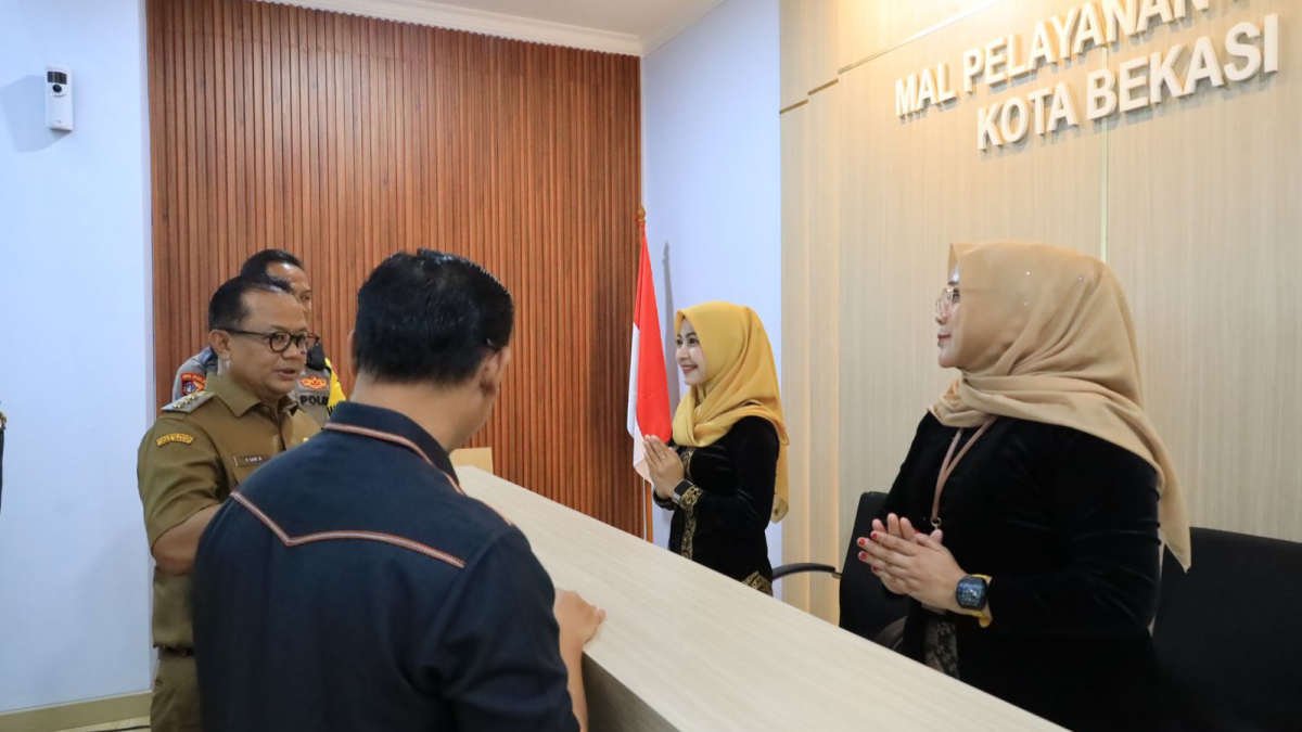 Pj Wali Kota Bekasi Gani Muhamad meninjau lokasi Mall Pelayanan Publik yang baru diresmikan di Jalan A Yani, dibekas kantor Disnaker Kota Bekasi, pada 16 Desember 2024 - foto doc ist