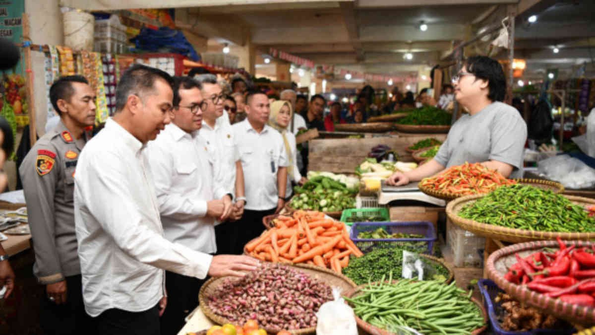 Menteri Perdagangan Republik Indonesia Budi Santoso memantau harga dan pasokan bahan pokok menjelang Natal 2024 dan Tahun Baru 2025 di Pasar Tagog, Padalarang, Kabupaten Bandung Barat, Senin (23/12/2024).