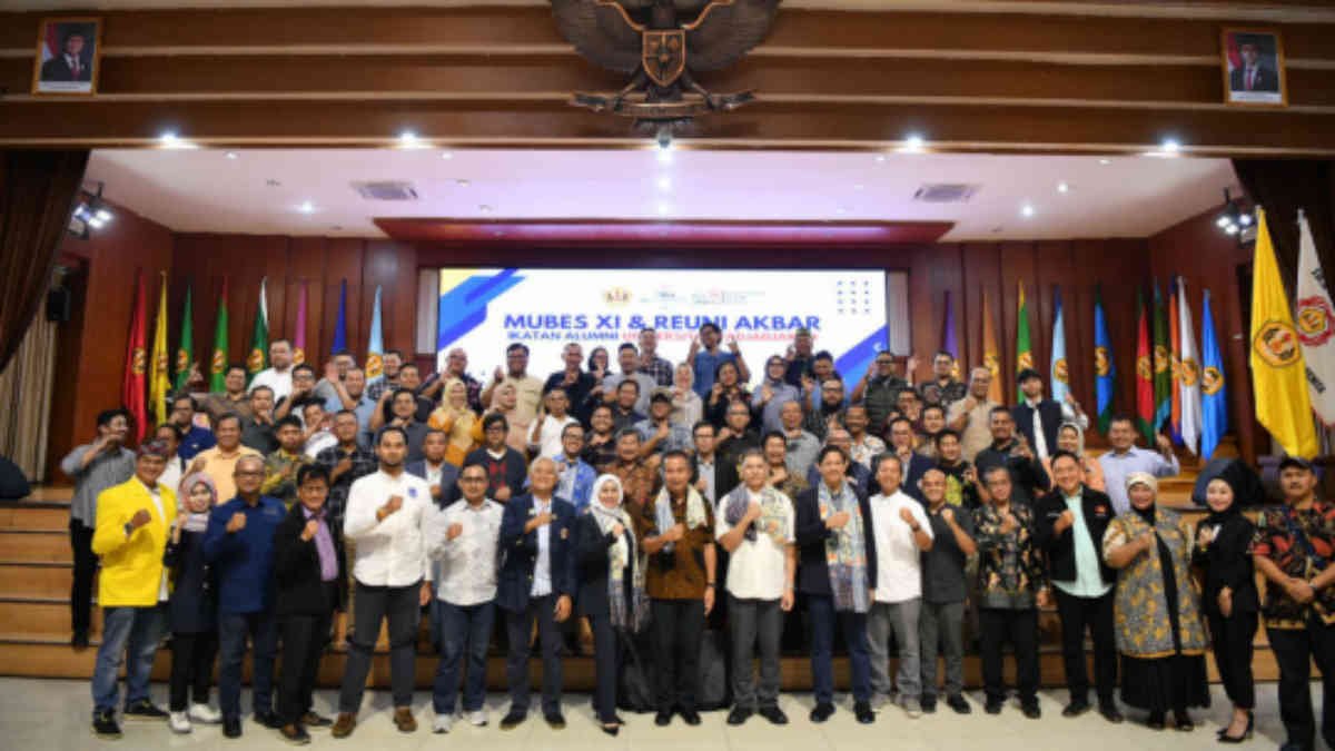 Pj Gubernur Jabar Bey Machmudin membuka Musyawarah Besar Ikatan Alumni Universitas Padjadjaran XI di Aula Graha Sanusi Unpad, Kota Bandung, Sabtu (7/12/2024).(Foto: Rizal FS/Biro Adpim Jabar)