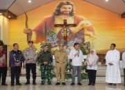Forkopimda dan Forum Komunikasi Umat Beragama (FKUB) mengunjungi gereja Santo Pius X di Pekon Gisting Bawah, Selasa 24 Desember 2024, malam.