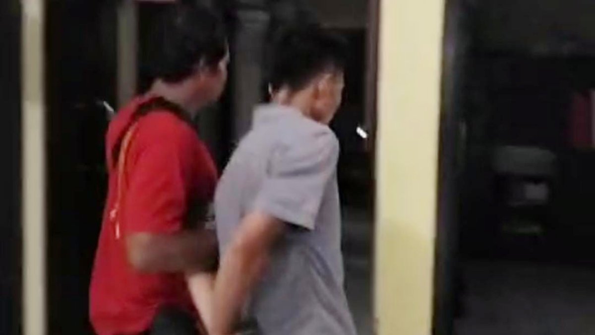 ALV (38) warga Pekon Bandar Sukabumi, Kecamatan Bandar Negeri Semuong, Kabupaten Tanggamus, Lampung ditangkap warga.