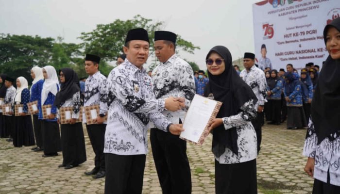 Pj Bupati Pringsewu Berikan Penghargaan ke Guru Berprestasi