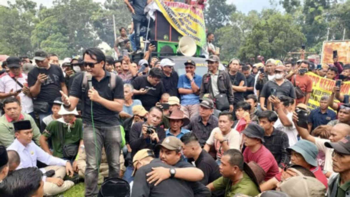 Aksi unjuk rasa di Lampung Utara, gelombang protes anjloknya harga singkong di wilayah Lampung terus disuarakan, setelah di Tulang Bawang Barat, giliran ratusan petani dari 23 kecamatan di wilayah Lampung Utara aksi di gedung pemkab dan DPRD Lampung Utara, pada Kamis 12 Desember 2024 - foto doc ist