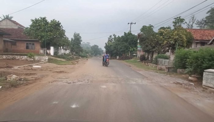 Waspada! Sisa Proyek Gorong-gorong di Desa GSB Bikin Jalan Rusak, Membahayakan