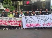 Sejumlah pemuda mengatasnamakan diri dari organisasi Titah Rakyat Bekasi dan LSM Jeko menggelar aksi di Gedung KPK meminta agar kasus Kota Bintang dan Polder Aren Jaya dibongkar sampai tuntas, Selasa 17 Desember 2024 - foto doc ist