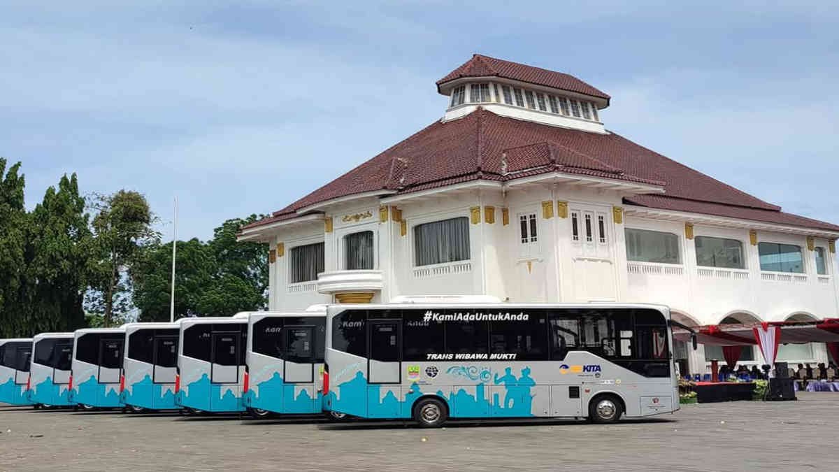 Layanan transportasi publik Bus Trans Wibawamukti, resmi beroperasi di wilayah Kabupaten Bekasi, dengan melayani beberapa rute, pada Minggu (1/12/2024).