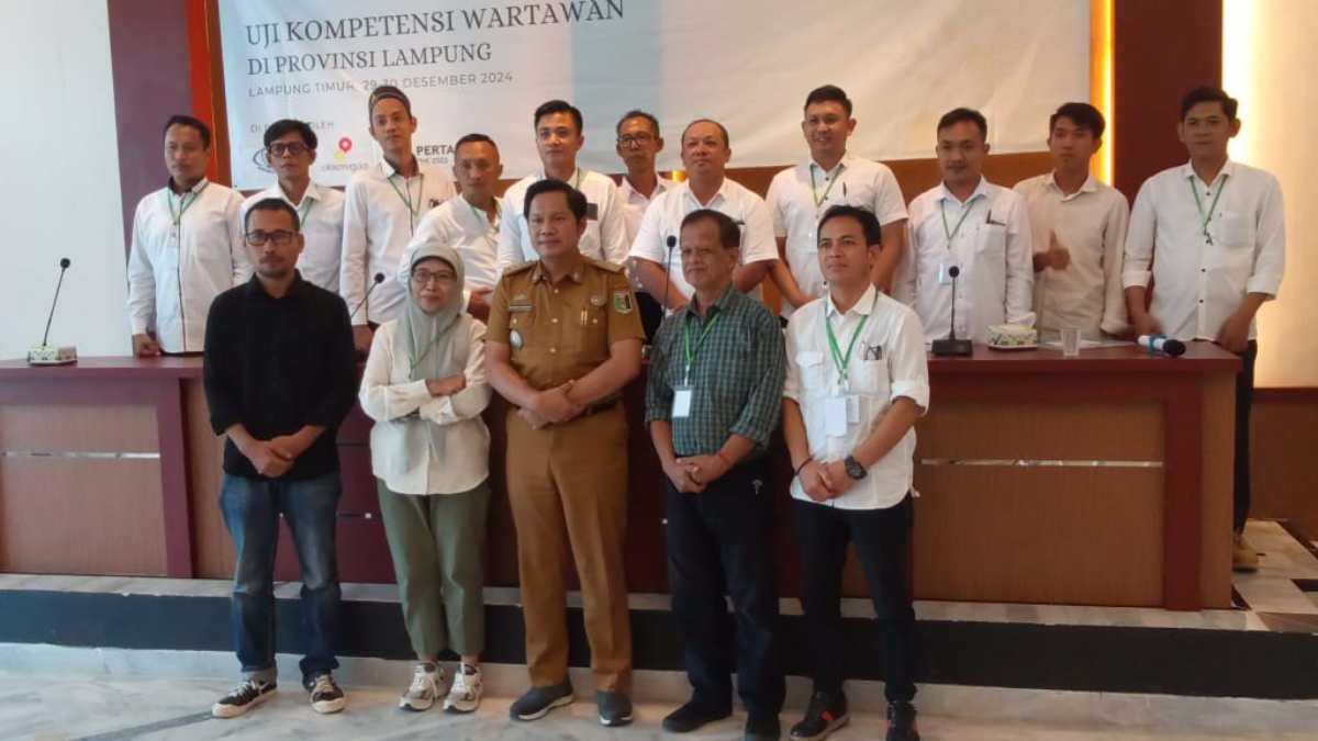 Foto: Foto bersama antara penguji dari UPN Veteran Yogyakarta dengan peserta UKW dari berbagai daerah di Lampung yang dilaksanakan di Lampung Timur, Senin 30 Desember 2024, - rjl
