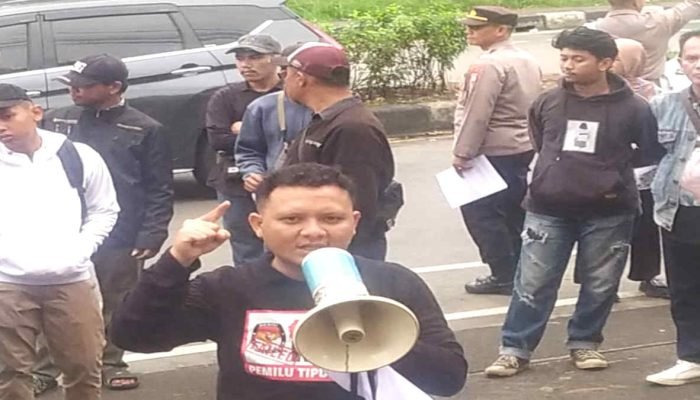 Tuding Ada “Perselingkuhan” Politik, Pleno Penetapan Hasil Pilkada Kota Bekasi Diwarnai Aksi Demo