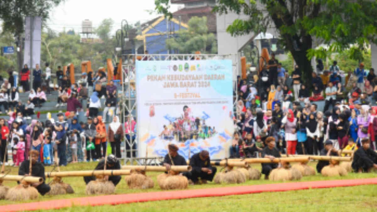 *caption* Penjabat Gubernur Jawa Barat Bey Machmudin Menghadiri Pekan Kebudayaan Daerah Jawa Barat dengan tema ”Kerja Budaya, Harmoni Keberagaman Tiga Wilayah Budaya Jawa Barat” di Taman Kota Lapangan Merdeka, Kota Sukabumi, Ahad (15/12/2024).