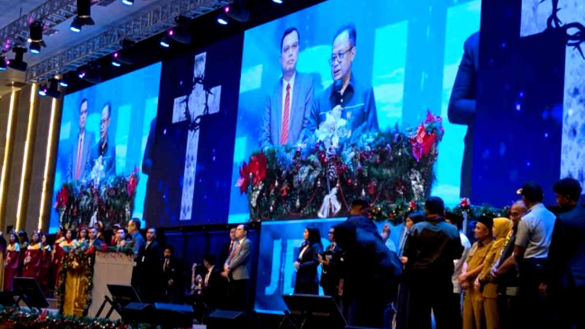 Pj Wali Kota Bekasi Gani Muhamad bersama Forkopimda meninjau langsung pelaksanaan malam Natal disejumlah gereja, Selasa malam 24 Desember 2024