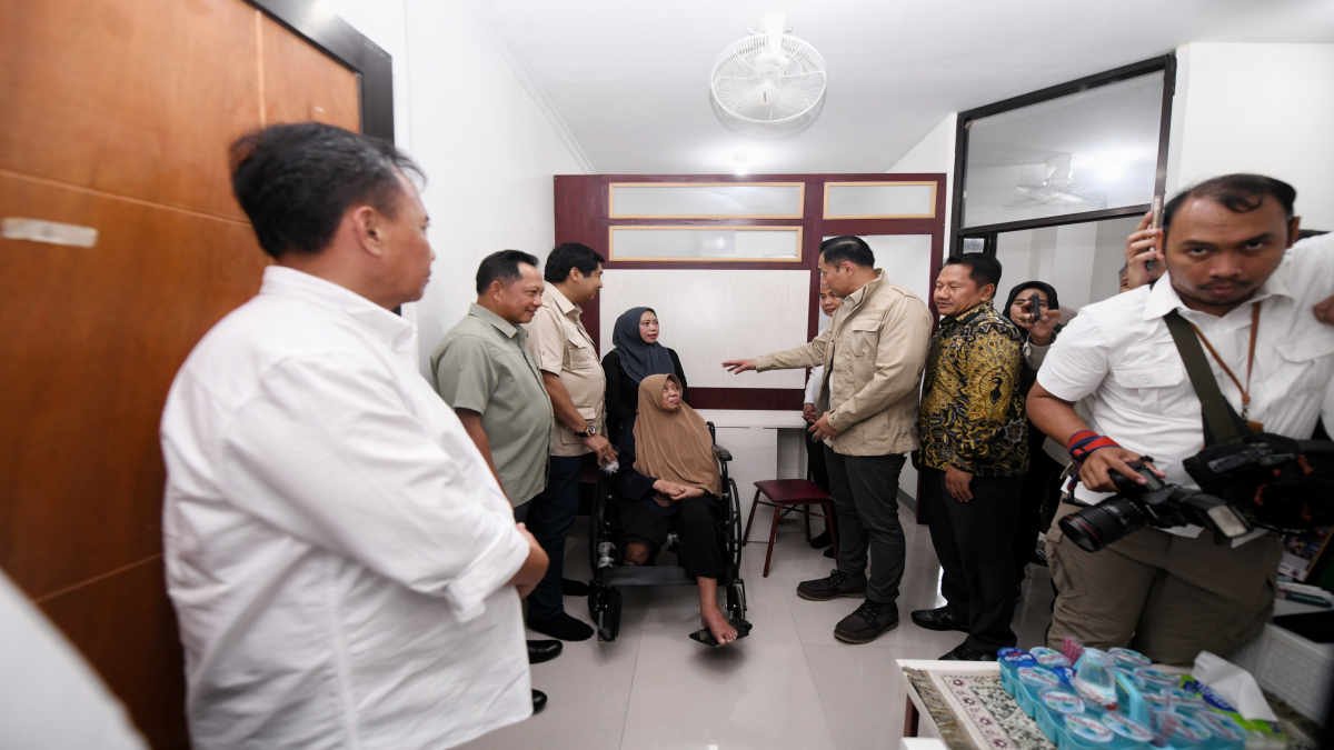 Penjabat Gubernur Jawa Barat Bey Machmudin bersama tiga menteri meluncurkan program Penanganan PPKS Perkotaan di Apartemen Transit Rancaekek, Kabupaten Bandung, Rabu (18/12/2024).