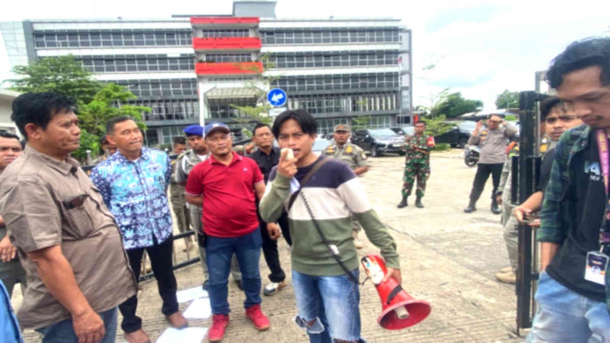 Aksi mahasiswa menuntut Dinas Perumahan, Kawasan Permukiman, dan Pertanahan (Perkimtan) Kota Bekasi, terbuka terkait pembangunan Gedung Unit Sekolah Baru (USB) SMPN 59 di Bantar Gebang, berakhir ricuh, pada Kamis (9/1/2025).