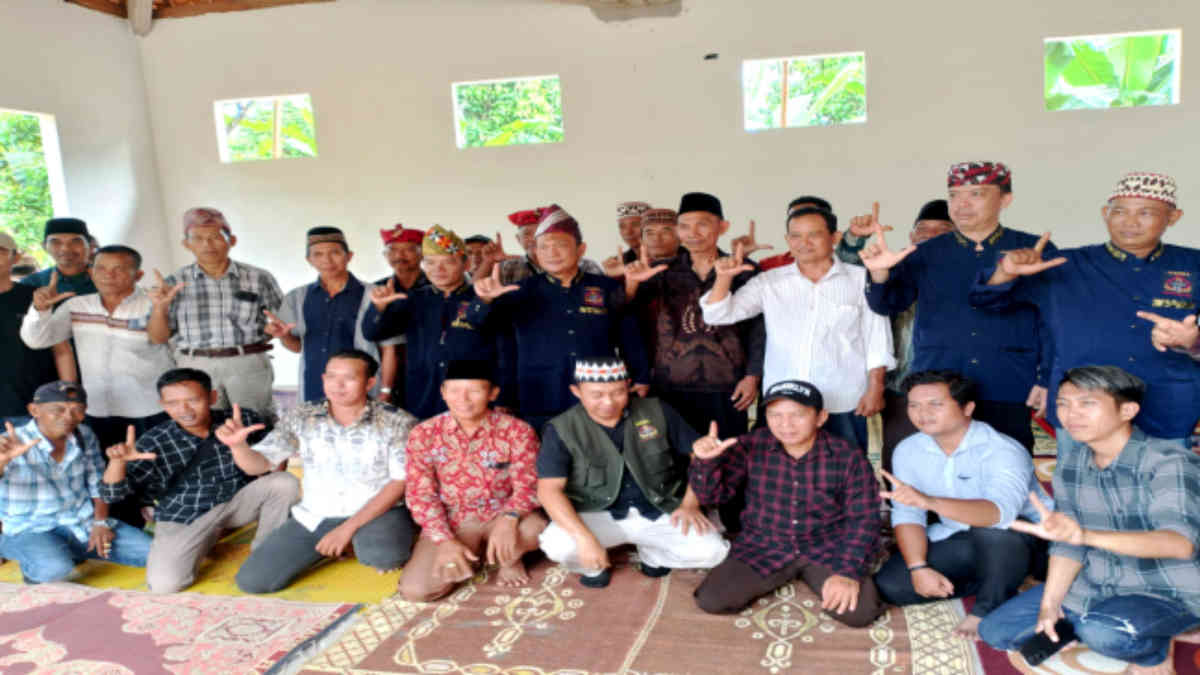 Foto bersama Ketua Umum AMBL saat berkunjung ke Desa Negara Batin, Kecamatan Jabung, Lampung Timur, Senin 27 Januari 2025 - foto doc