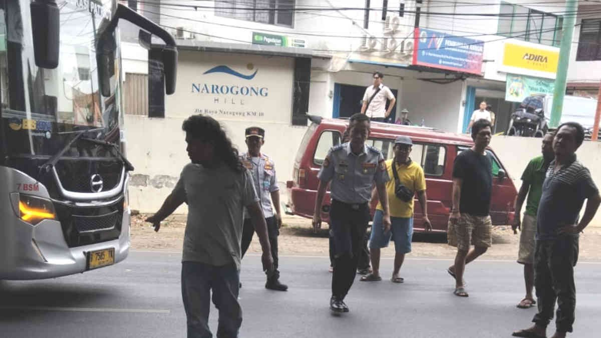 Aksi penyetopan BISKITA koridor Vida-Summerecon oleh puluhan Sopir Angkutan Kota (Angkot) K-11 di Pasar Bantar Gebang pada Selasa 14 Januari 2025. - foto doc ist