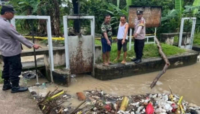MIRIS! Bayi Malang Ditemukan Terapung Diantara Tumpukan Sampah di Lampung Timur