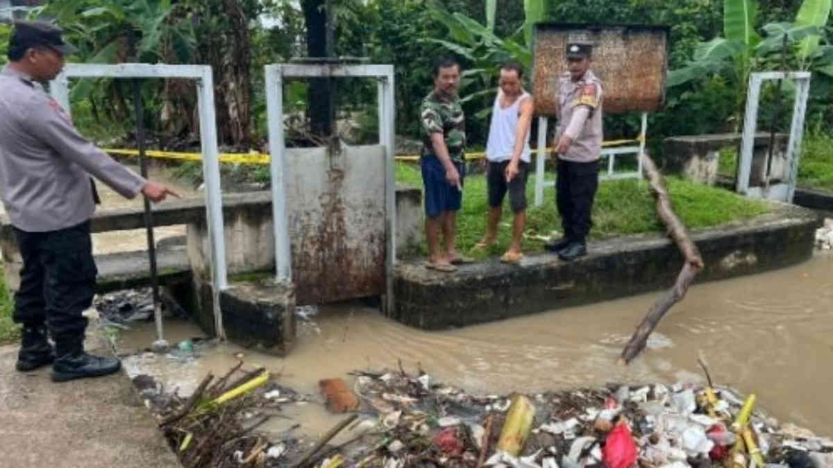 penemuan mayat berjenis kelamin laki-laki terapung ditengah tumpukan sampah di saluran irigasi DAM Desa Adijaya, pada Rabu 15 Januari 2025.- foto doc ist