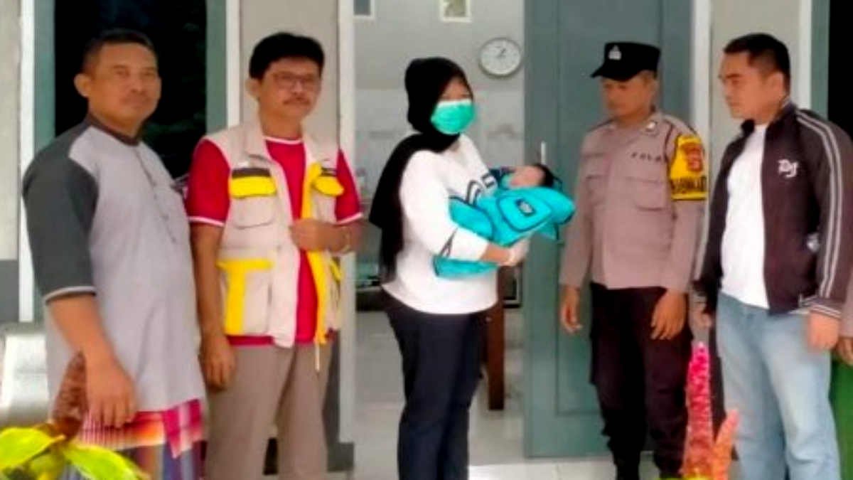 Bayi laki-laki dalam keadaan sehat ditemukan warga di gubuk tempat jualan pecel di Dusun V, Desa Siraman, Kecamatan Pekalongan, Kabupaten Lampung Timur, Jumat 17 Januari 2025