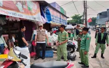 Foto: Dedi Suhadi lurah Jatirasa, Jatiasih Kota Bekasi, saat melakukan penertiban