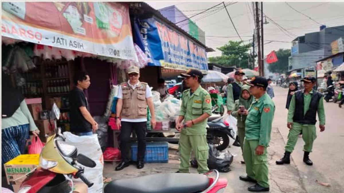 Foto: Dedi Suhadi lurah Jatirasa, Jatiasih Kota Bekasi, saat melakukan penertiban