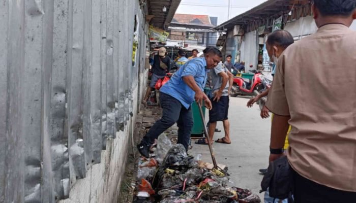 Rutin, UPTD Pasar Kranji Bersihkan Selokan Cegah Banjir di Musim Hujan