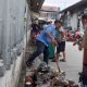 Kepala UPTD Pasar Kranji Baru, Kota Bekasi saat membersihkan selokan antisipasi terjadi banjir di musim hujan, Jumat 31 Januari 2025 - foto MM
