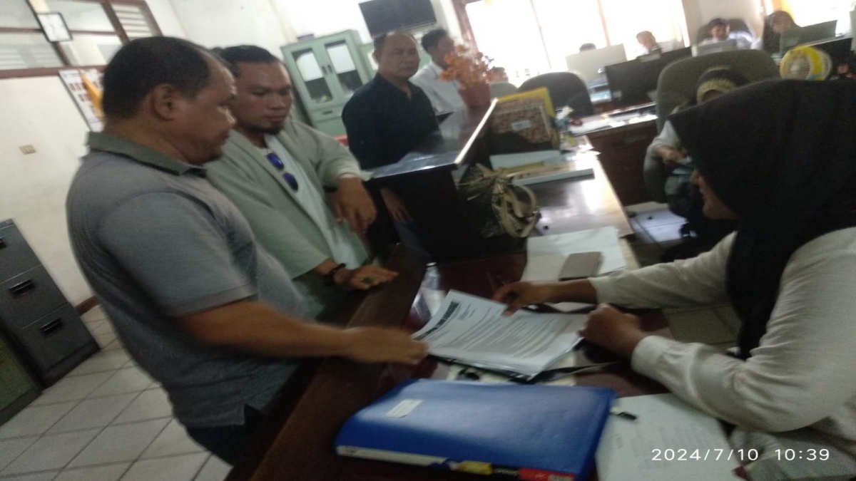 Foto doc KLTM saat melaporkan kasus dugaan asusila Badrun ke BK DPRD Lampung Timur pada 27 Desember 2025 lalu. Saat ini laporan sudah dicabut